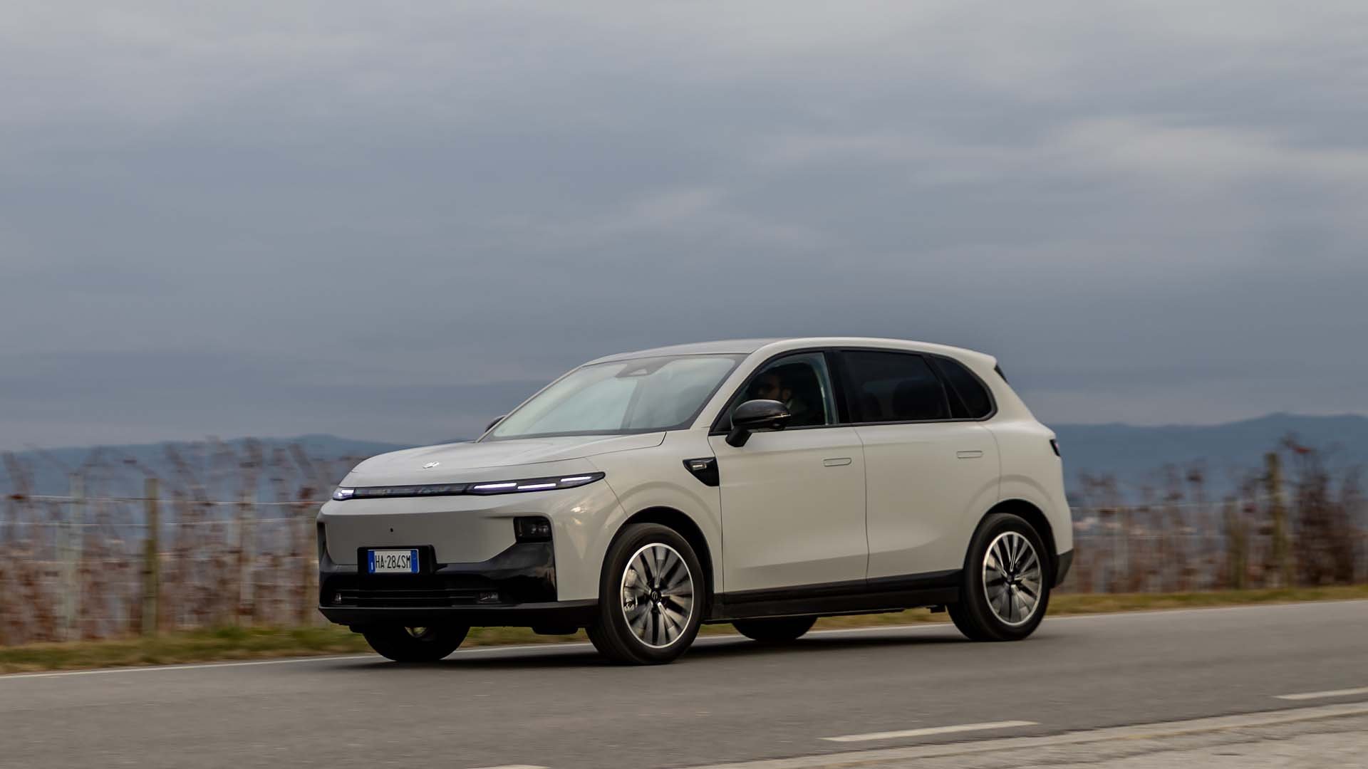 Китайци направиха хибриден електромобил с удължен пробег