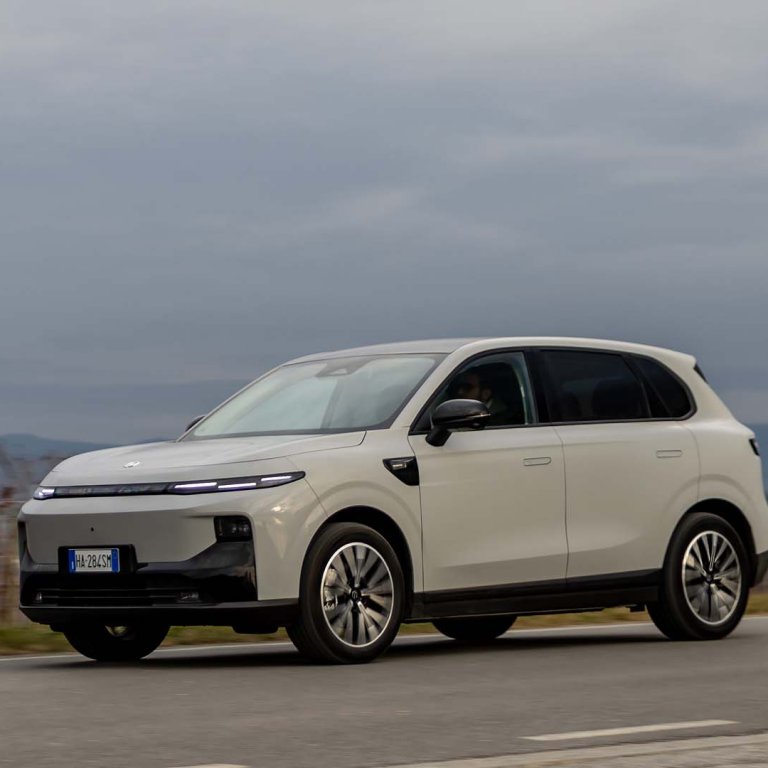 Китайци направиха хибриден електромобил с удължен пробег