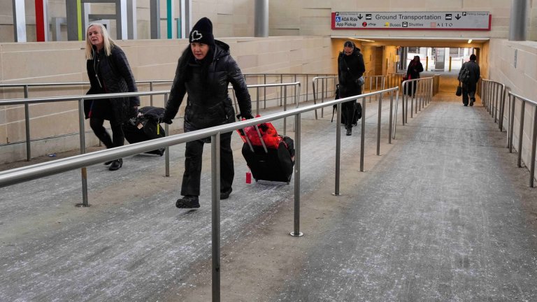 Мощната зимна буря в САЩ отмени над 11 000 полета (снимки)