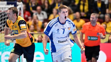 Бивш футболен национал стана герой за Исландия на Европейското по хандбал