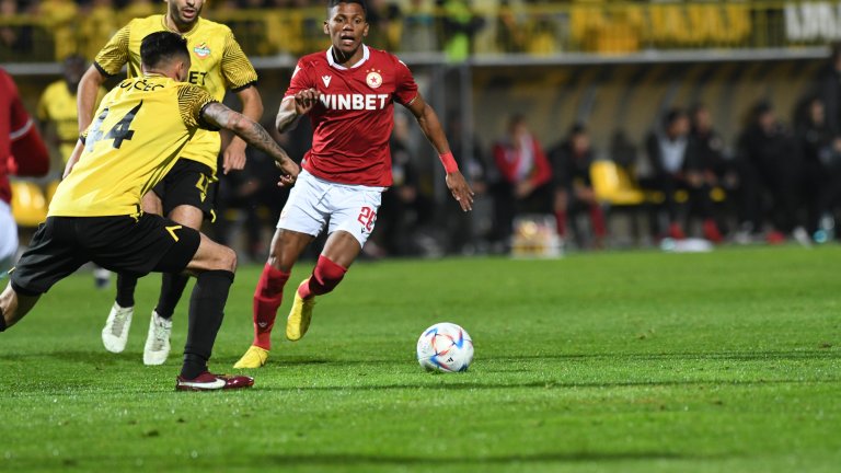 Изпуснат полет ще забави селекцията в "Левски" с няколко дни