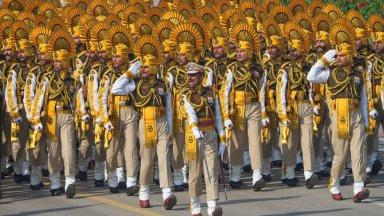 Камили, макети на божества и хиперзвукови ракети: Лидерите на ЕС на военен парад на Индия