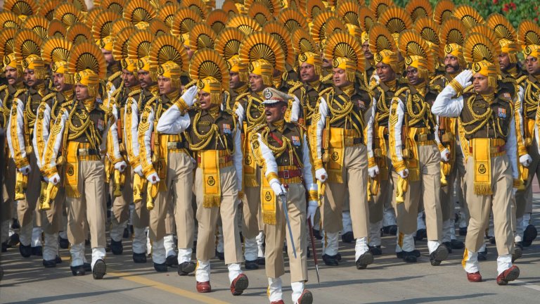 Камили, макети на божества и хиперзвукови ракети: Лидерите на ЕС на военен парад на Индия