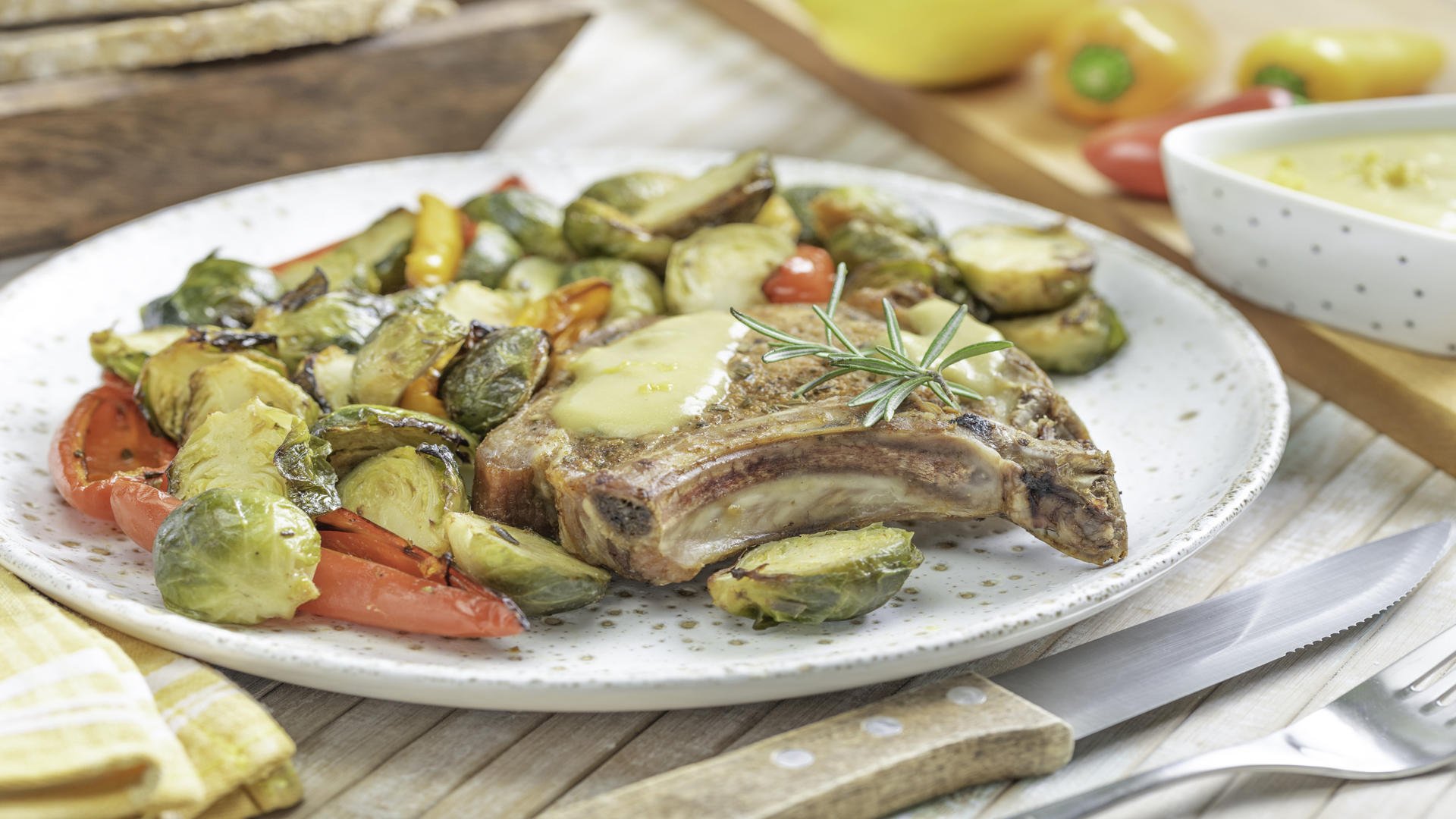 Свински вратни пържоли със сметанова марината