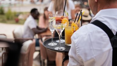 Младите отказват да работят в туризма заради тежките смени, ниски заплати и къс летен сезон