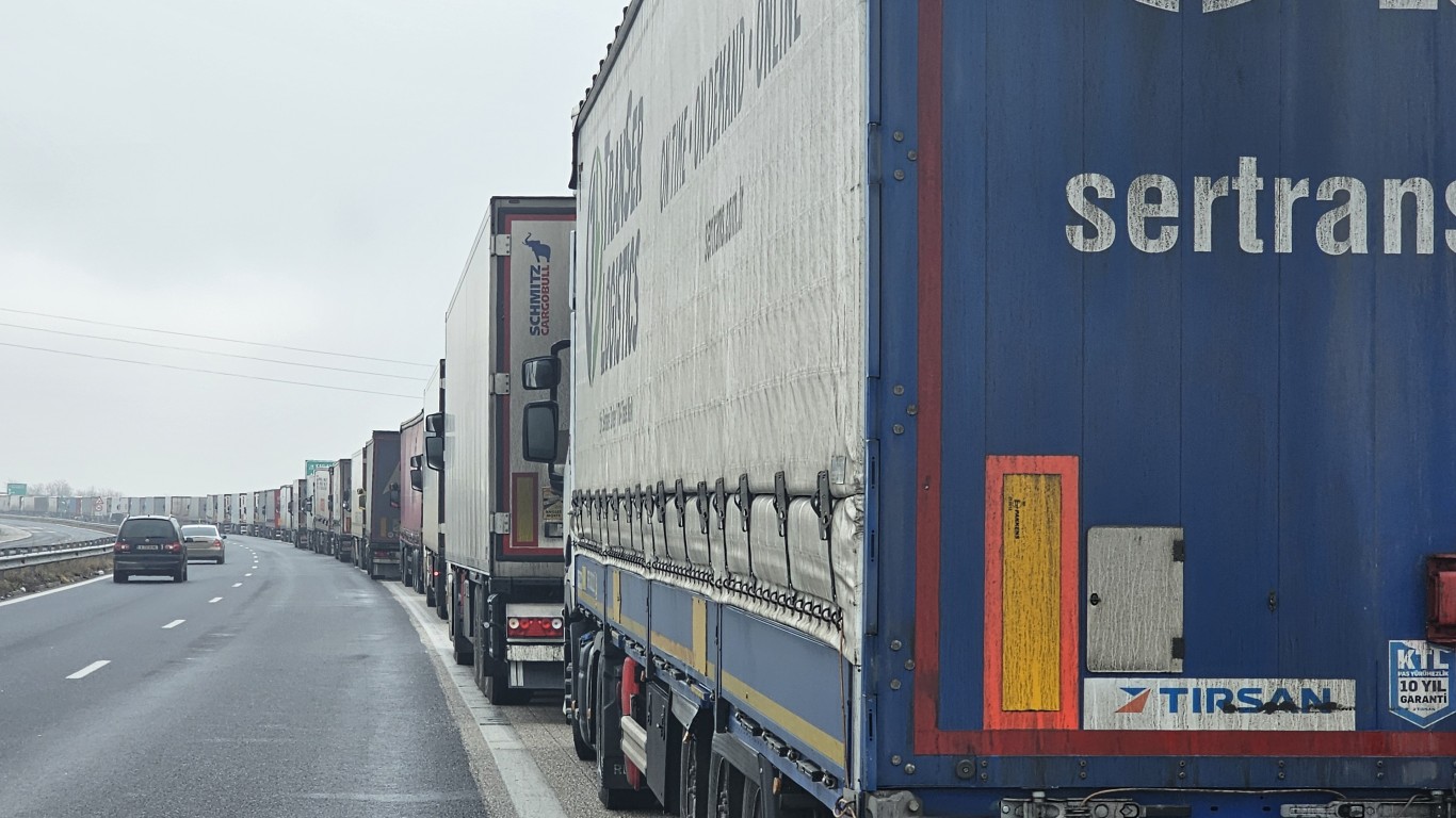 Затруднено движение по автомагистрала