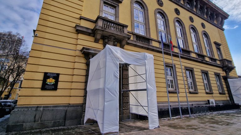 Ремонтът на покрива на Областната администрация Бургас приключва до месец