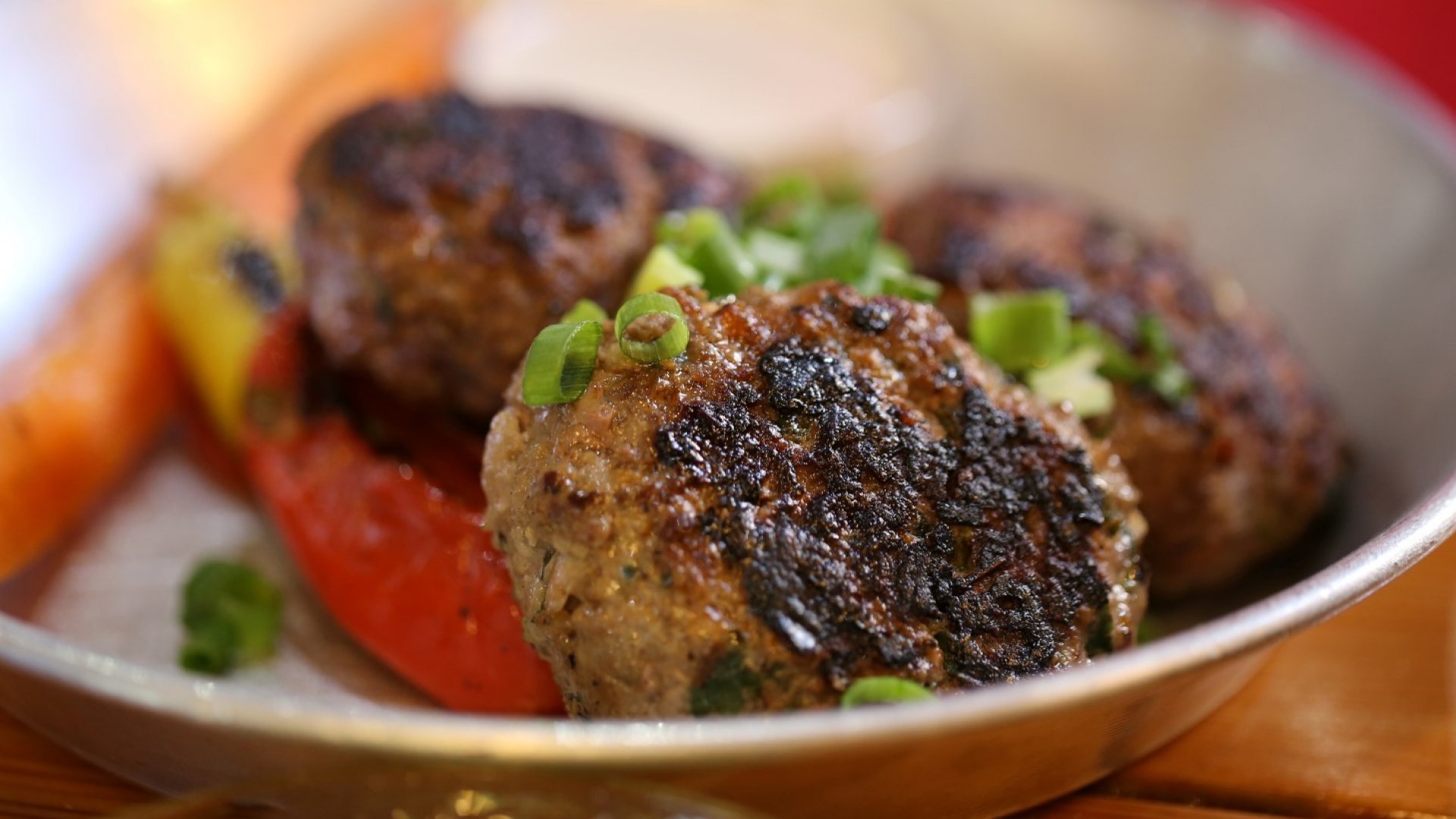 От Великобритания: Телешки кюфтета с гарнитура от картофено пюре и грах