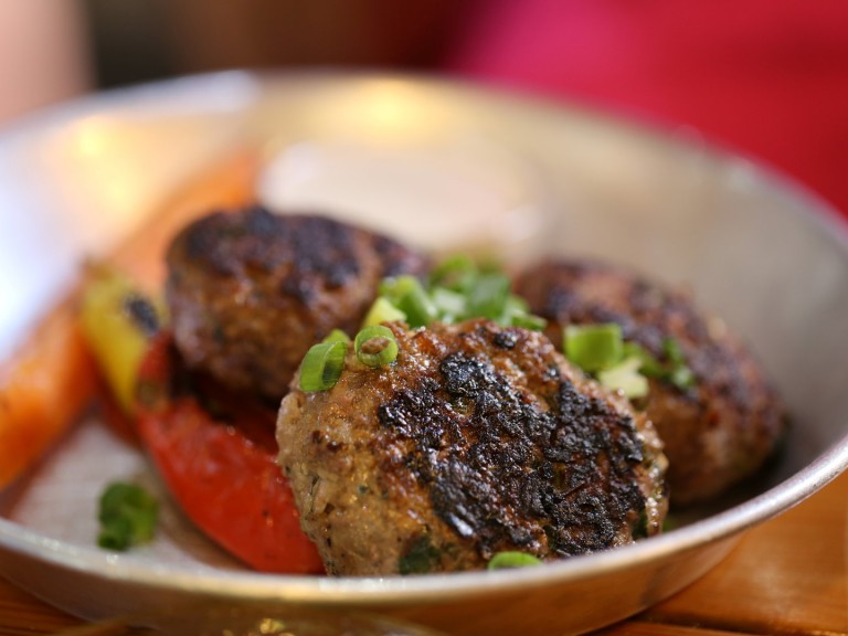 От Великобритания: Телешки кюфтета с гарнитура от картофено пюре и грах