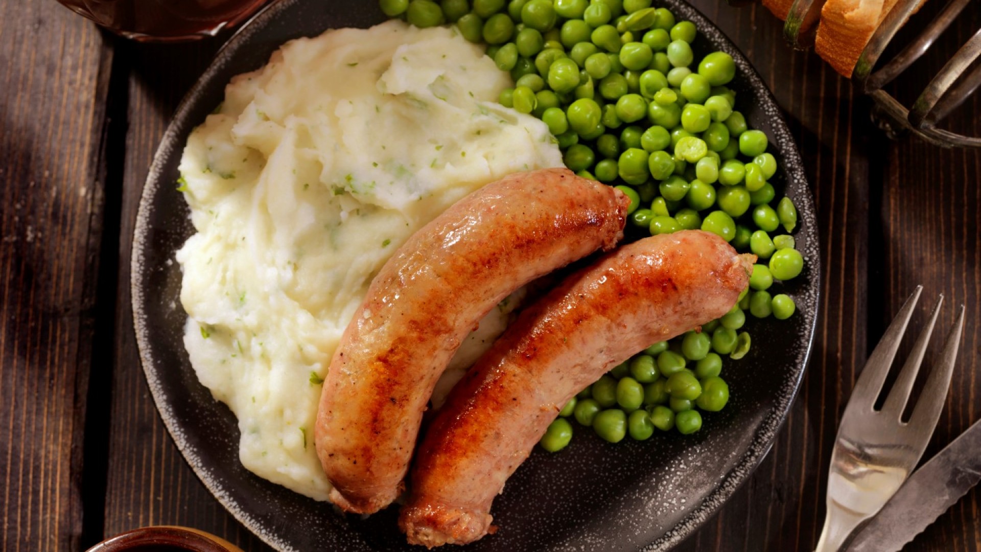 Наденици на грил с пюре от зеленчуци