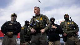 Кой е "Гестапо Грег" - човекът зад отбора за депортиране на Тръмп