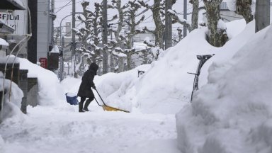 Снежен хаос в Япония: 16 загинали, над 100 пострадали и блокирани летища (снимки/видео)