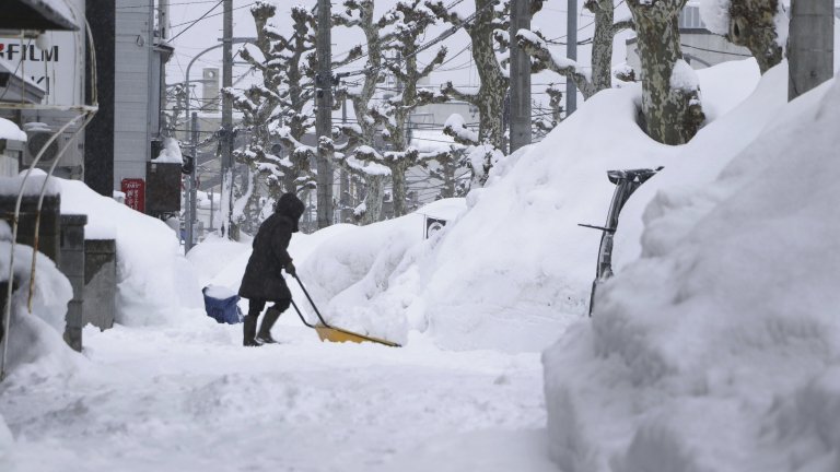 Силни снеговалежи отнеха живота на 30 души в Япония