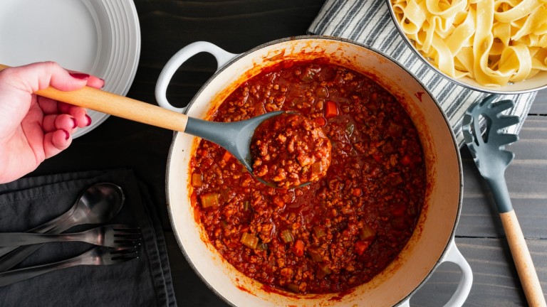 Можете ли спокойно да продължите да разбърквате с прибор, докосвал се до сурово месо