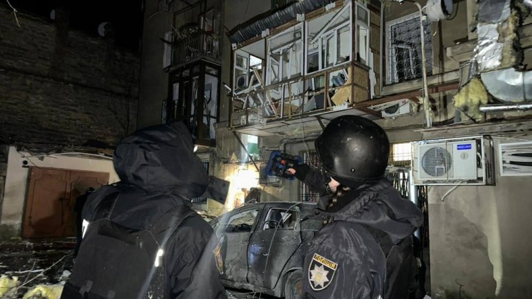 Пожари и разрушения в Одеса след масирана руска въздушна атака