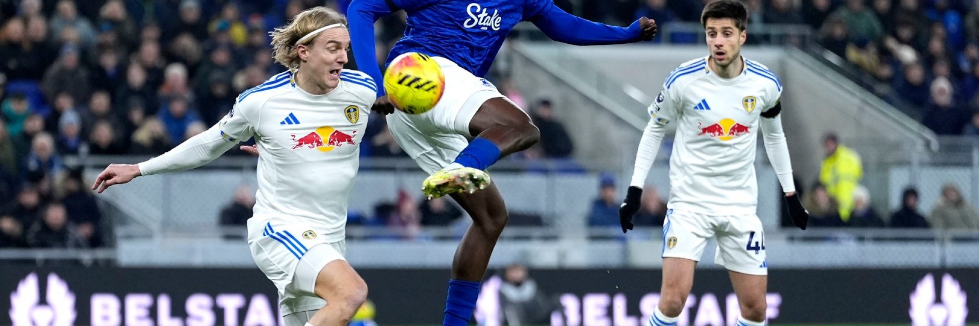 Груев игра 66 минути в Ливърпул, а Лийдс добави нова точка в битката за оцеляване