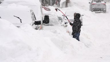 Нова зимна буря удря скованите от студ и лед Съединени щати