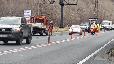 Ремонт на пътя за Гърция в Кресненското дефиле блокира трафика