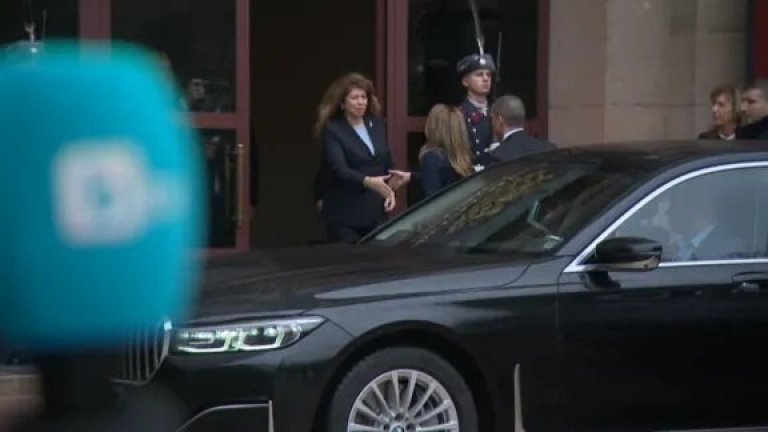 Нов стил: Илияна Йотова посрещна на вратата първата в "домовата книга" - Рая Назарян