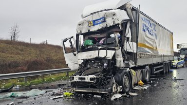 Камион се вряза в опашката от тирове на "Капитан Андреево", шофьорът загина (снимки)