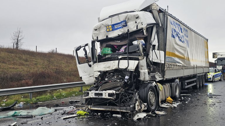 Камион се вряза в опашката от тирове на "Капитан Андреево", шофьорът загина (снимки)