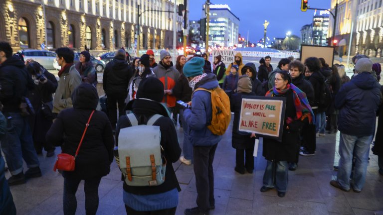 Протест пред парламента поиска България да излезе от Съвета за мир на Тръмп (снимки)