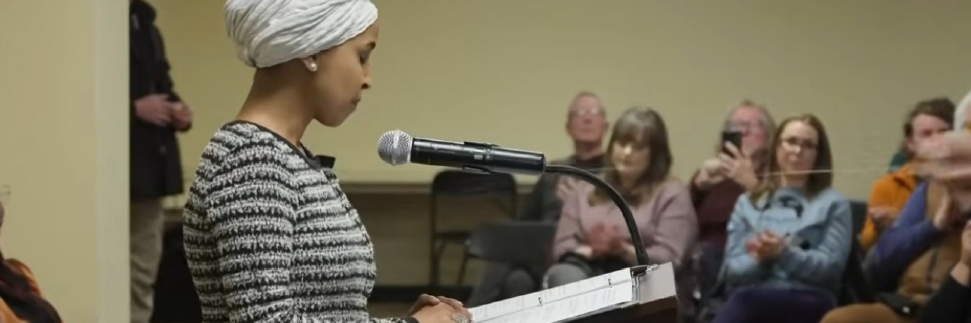 Мъж напръска с течност от спринцовка конгресменка в Минеаполис (видео)