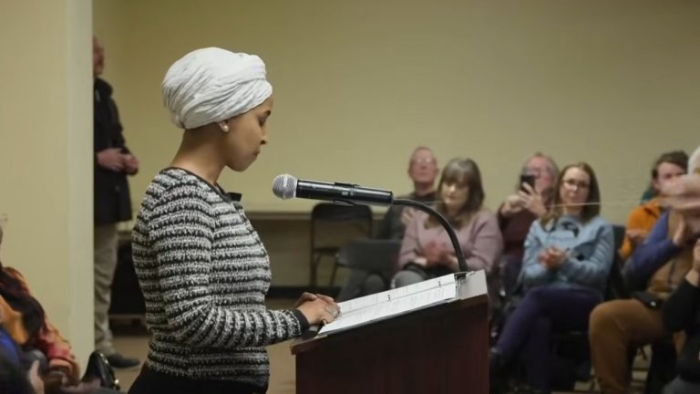 Мъж напръска с течност от спринцовка конгресменка в Минеаполис (видео)