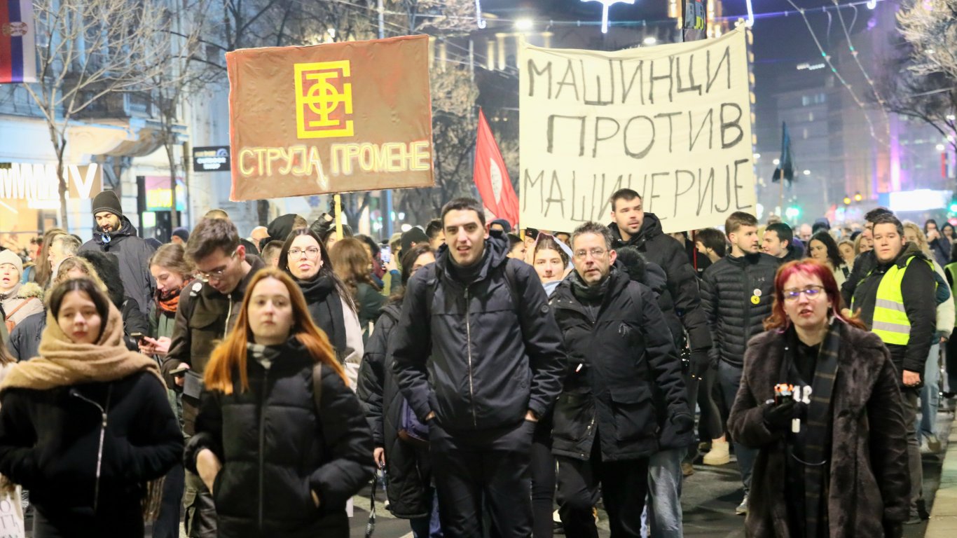 Нов протест на академичната общност в Сърбия, студенти и преподаватели блокираха центъра на Белград