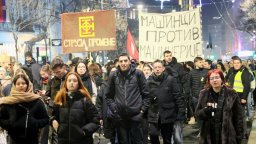Нов протест на академичната общност в Сърбия, студенти и преподаватели блокираха центъра на Белград