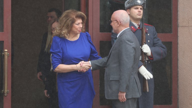 Йотова посрещна лично на входа и управителя на БНБ Димитър Радев (видео)