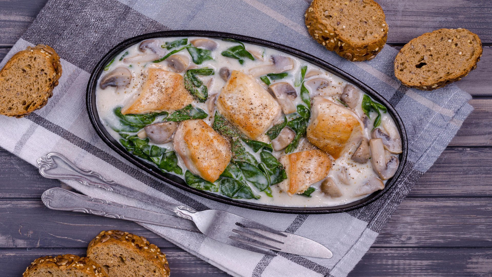 Запържени в масло пилешки гърди със спаначен сос