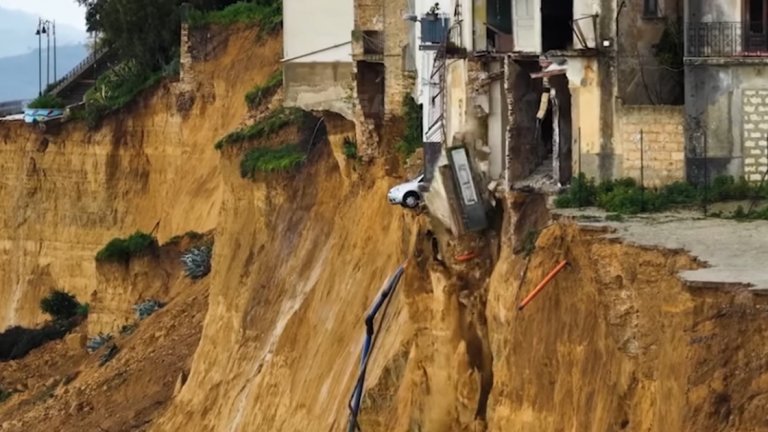 Погълнати от морето и земята: Циклонът "Хари" заличи от картата на Италия цели квартали