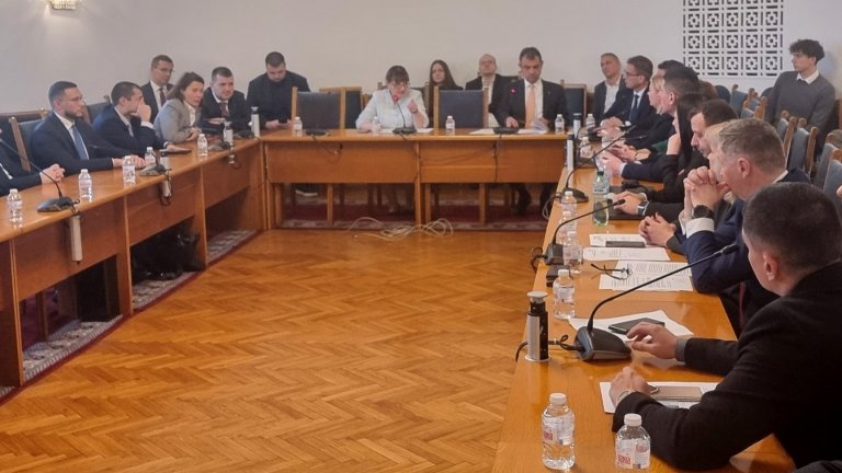 Правната комисия ограничи избирателните секции извън ЕС след скандал на извънредно заседание