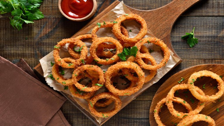 Мезе за бира: Пикантни лучени кръгчета с естрагон