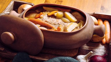 Гювеч със свинско контрафиле