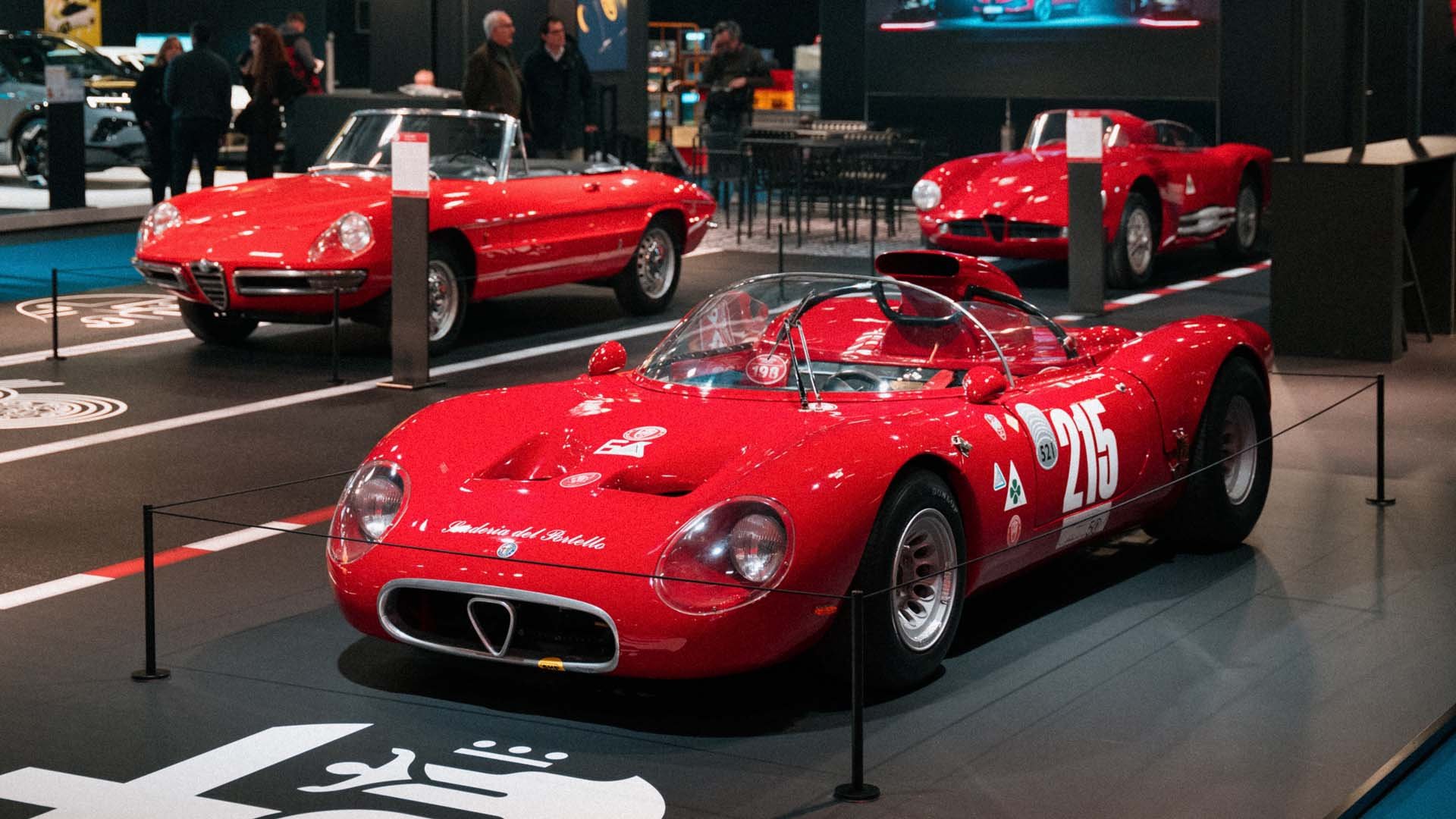 Alfa Romeo 33/2 Periscopica на щанда на марката на изложението Retromobile