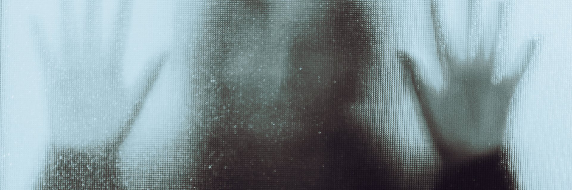 "Призрак" на пътя край Монтана стряска шофьори, приятелите му замерят колите с камъни