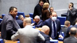 "Сделка между уж опоненти": НС гласува ограничаването на избирателните секции извън ЕС