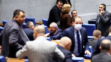 "Сделка между уж опоненти": НС гласува ограничаването на избирателните секции извън ЕС