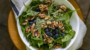 Салата с бейби спанак, боровинки и орехи