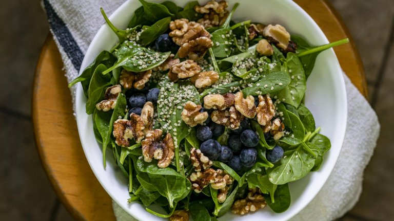 Салата с бейби спанак, боровинки и орехи