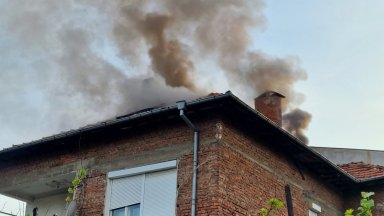 Издирват 94-годишна жена и мъж на 78 г. след пожар в тетевенско село