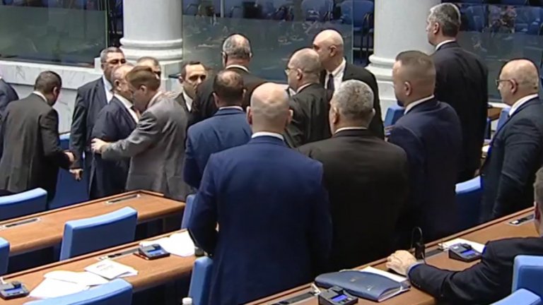 Спречкване между депутати от АПС и "Възраждане" прекъсна за кратко заседанието на НС