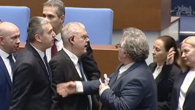 Назарян наказа Манол Пейков, залял с вода квестор в опит да опръска депутат от "Възраждане"