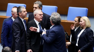 Назарян изгони Манол Пейков, залял с вода квестор в опит да опръска депутат от "Възраждане"