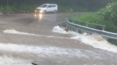 Наводнения блокираха пътища в Ивайловградско, река Крумовица приижда (видео)