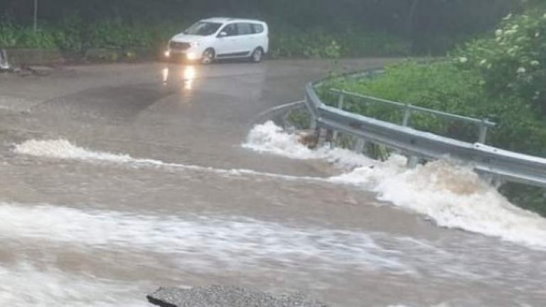 Наводнения блокираха пътища в Ивайловградско, реката в Крумовград отново преля (видео)