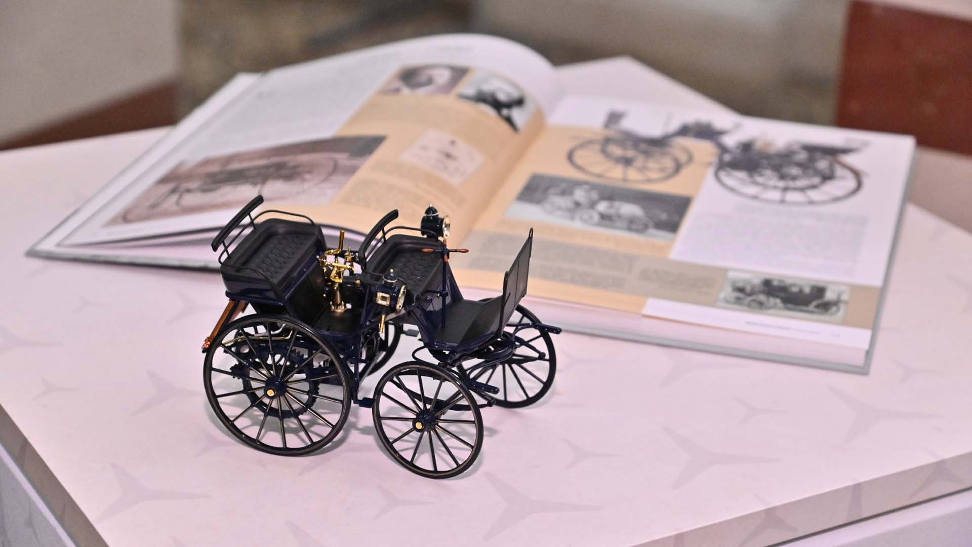 Първият 4-колесен автомобил с двигател с вътрешно горене на Daimler