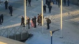 Германец се опита да издигне американското знаме в центъра на гренландската столица (видео)